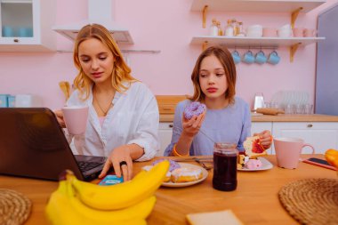 Genç kardeş çalışan çalışkan ablası izlerken