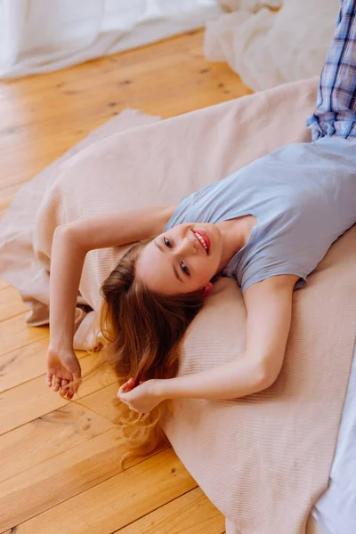 Tienermeisje dragend pyjama's koelen op bed thuis — Stockfoto