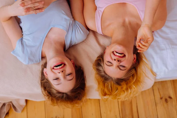 Dos hermanas sintiéndose verdaderamente felices y memorables juntas — Foto de Stock