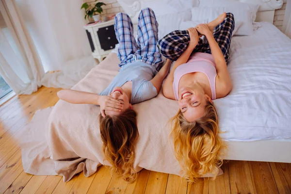 Komik kız yatakta yatarken şaka sonra gülüyor