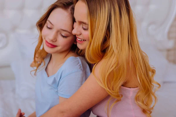 Younger sister feeling supported and happy with her older sibling — Stock Photo, Image