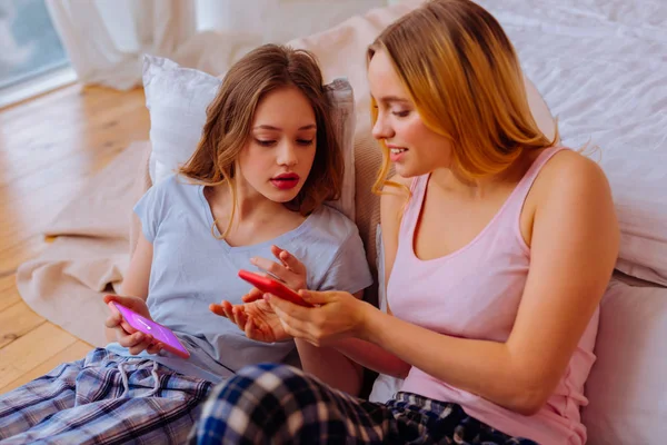 Irmãs vestindo pijama compras on-line no fim de semana — Fotografia de Stock