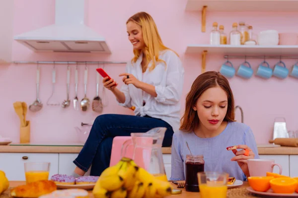 Adolescente comiendo deliciosos brindis con mermelada para el desayuno — Foto de Stock