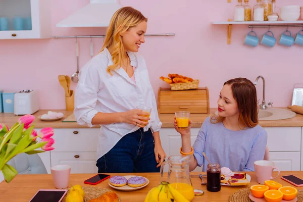 Due sorelle che conducono uno stile di vita sano bevendo succo d'arancia — Foto Stock