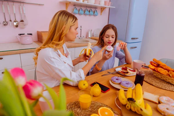 Cuidar irmã mais velha dizendo a seu irmão sobre a dieta saudável — Fotografia de Stock