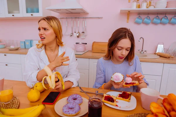 Dua saudara perempuan memiliki argumen tentang makanan sehat dan bahaya gula — Stok Foto