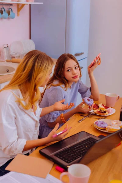 Genç kardeş kardeşi dikkat utanç feeling — Stok fotoğraf