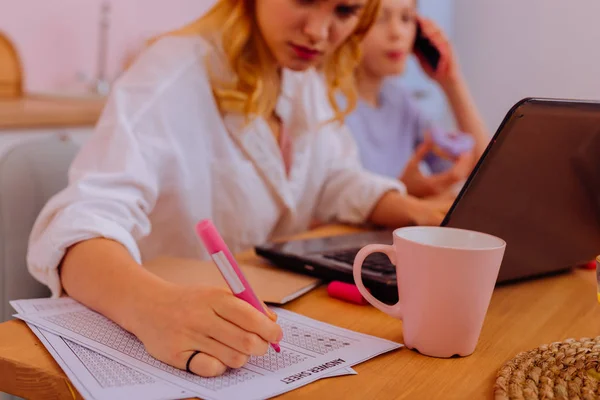 Närbild av blonda student göra test för läxor — Stockfoto