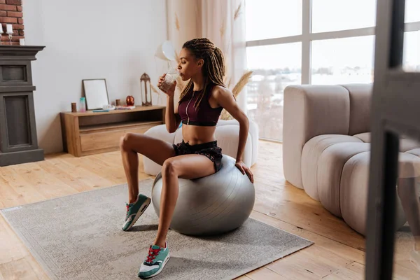 Egzersiz fitness topu önce kadın içme suyu — Stok fotoğraf