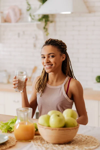 Mujer que lleva una dieta saludable bebiendo agua por la mañana — Foto de Stock