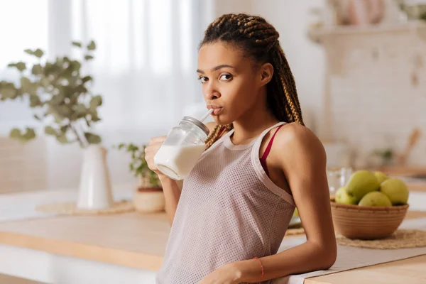Unga mörkögda kvinnan dricka proteinshake efter träningen — Stockfoto