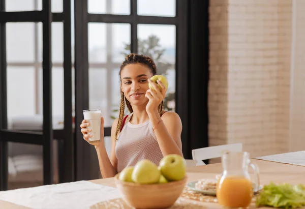 Kvinna med hälsosam kost äta äpple och konsumtionsmjölk — Stockfoto