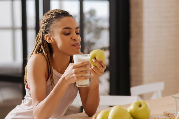 Kvinna med fina flätor njuta apple och glas mjölk — Stockfoto