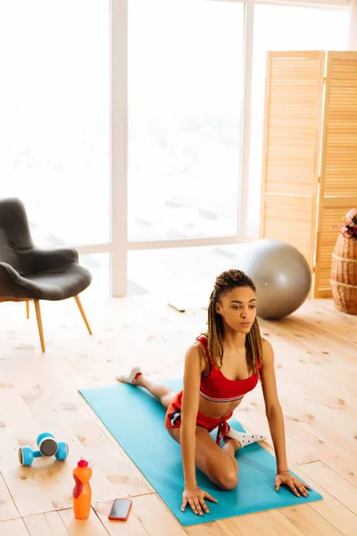 Jovem ativa sentindo-se calma e livre enquanto desfruta de ioga — Fotografia de Stock