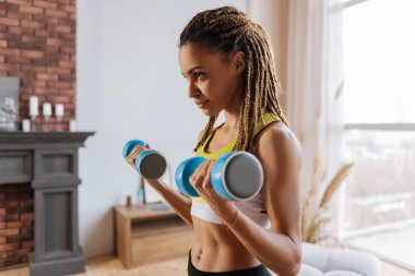 Kara gözlü sporcumuz evde el ağırlıkları ile çalışma dışarı