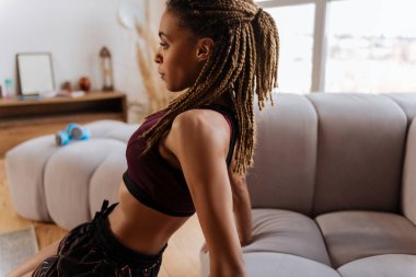 Evde egzersiz kısa spor top giyen uygun kadın