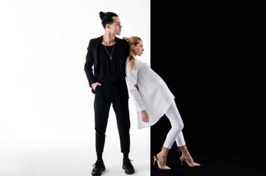 Sarışın kadın destekleyici güçlü adamın omzuna eğiliyor