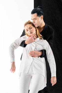 Saç topuz holding ihale genç kadın el ile model