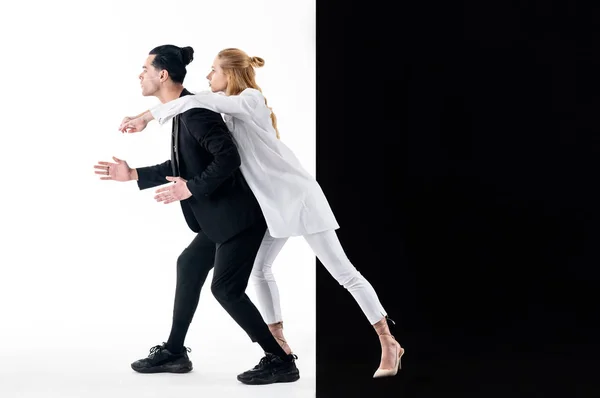 Blond model nosí boty s vysokými podpatky objímání její kolegyně — Stock fotografie