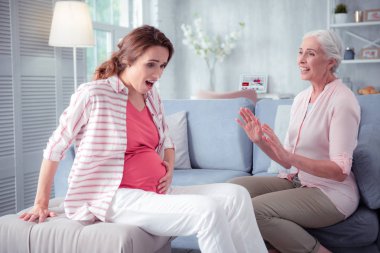 Kızın karnında duygusal duygu hareketi hissi