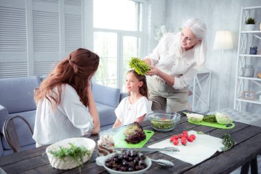 Komik Büyükanne Kız başında bazı marul koyarak eğlenceli