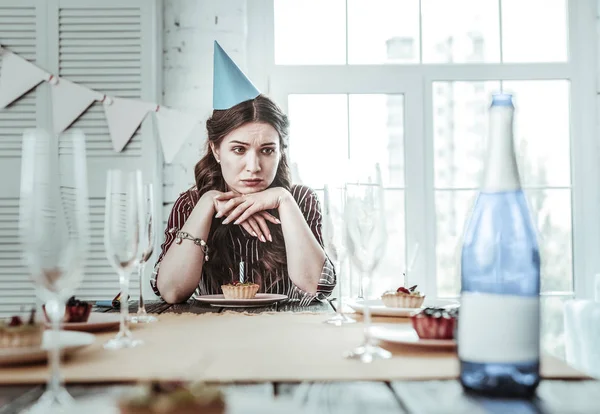 Fiatal nő ünnepli születésnapját barátok nélkül — Stock Fotó
