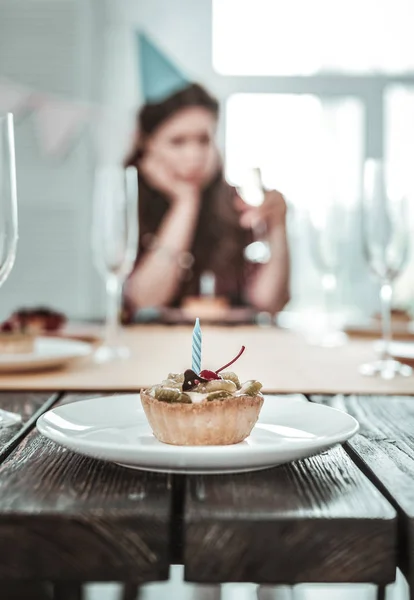 Liten kaka med ljus för beredd för att fira födelsedagen — Stockfoto