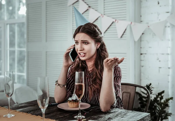 Kobieta pije szampana i rozmawia przez telefon — Zdjęcie stockowe