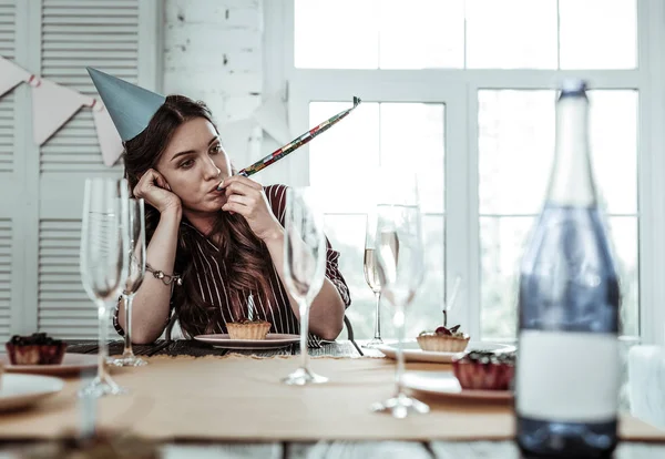 कंटाळलेला मद्यपान स्त्री एकटे तिचा वाढदिवस साजरा — स्टॉक फोटो, इमेज
