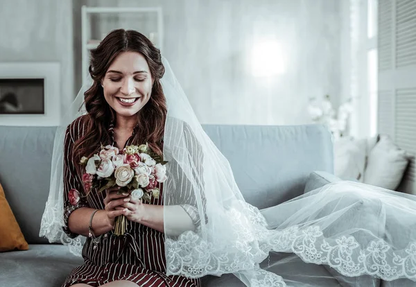 Женщина в свадебной вуали и с букетом в руках — стоковое фото