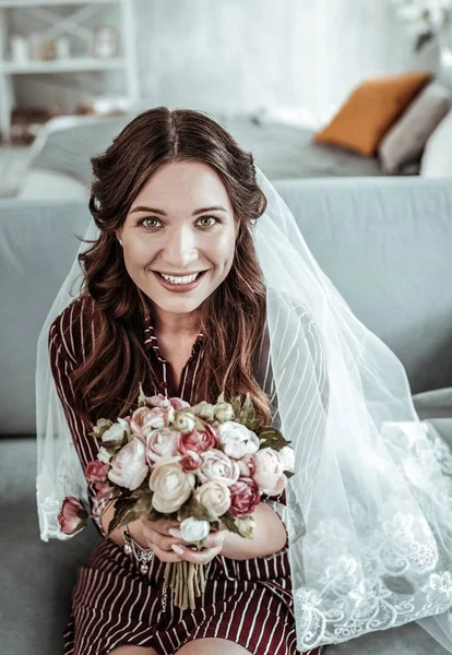 Uśmiechnięta młoda kobieta trzyma Bukiet ślubny — Zdjęcie stockowe