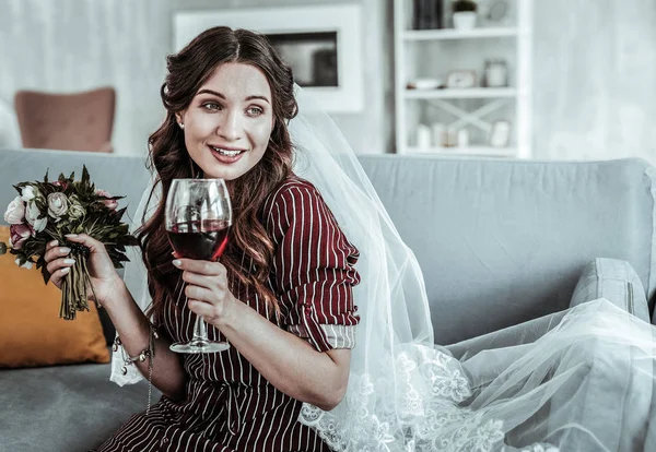 Vrouw montage een Vail en met een glas wijn — Stockfoto