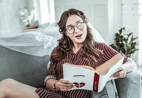 Frau mit Hochzeitsschleier liest ein Buch — Stockfoto