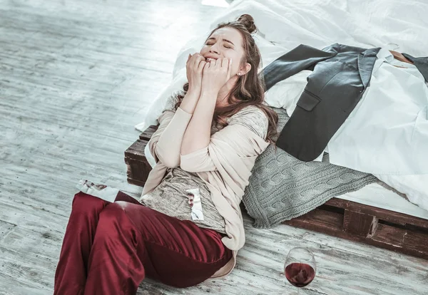 Mujer joven llorando sola en su casa — Foto de Stock