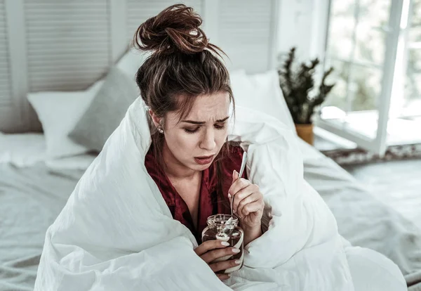 Mujer triste agarrando el estrés con un postre — Foto de Stock