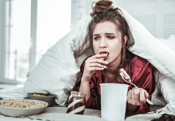 Depressieve vrouw is te veel eten als gevolg van stress — Stockfoto