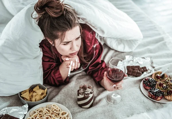 Vrouw het uitvoeren van slechte gewoonten terwijl ze depressief — Stockfoto