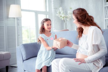 Kız getiren küçük sürpriz kutu için ona hamile anne