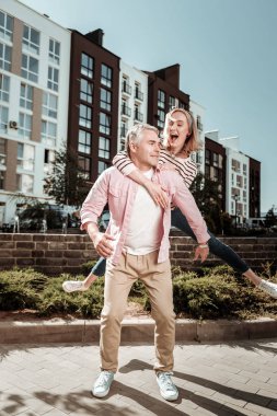 Eşi tutan mutlu güçlü güzel adam