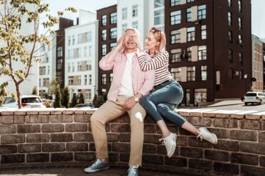 Bankta kocası ile oturan güzel güzel bir kadın