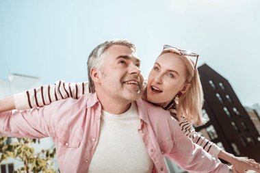 Pozitif mutlu bir çiftin düşük açı