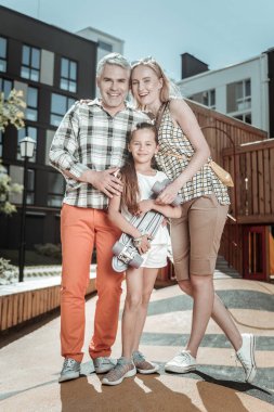 Olumlu mutlu ebeveynler kızları ile ayakta