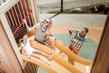 Neşeli mutlu adam ailesinin fotoğraflarını çekmek