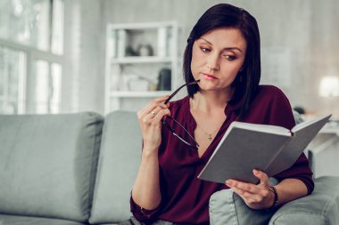 Psikolog randevu almadan önce notlarını kontrol ediyor