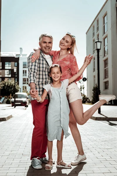 Encantada família positiva desfrutando de seu tempo juntos — Fotografia de Stock