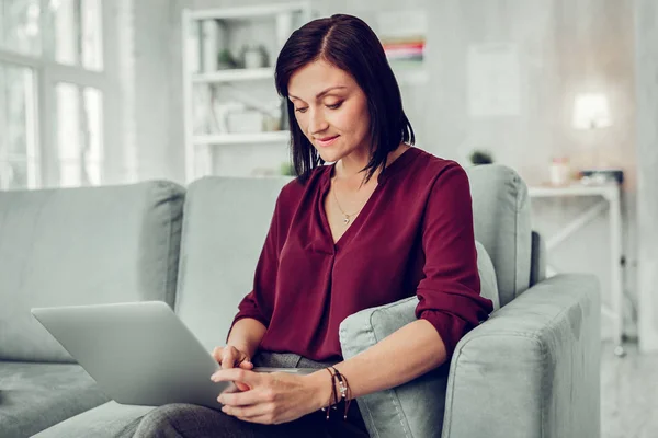 Brunetka słynny psycholog za pomocą laptopa podczas przerwy — Zdjęcie stockowe