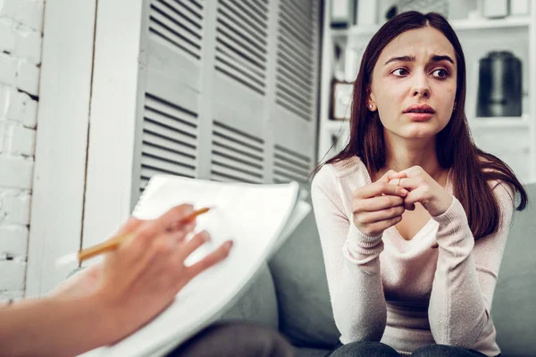 Vrouw niet weten wat te doen na het uiteenvallen komt naar therapeut — Stockfoto