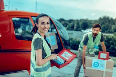 Yüklemek helikopter sırasında ilaçlar ile kutu kontrol neşeli kadın çekici