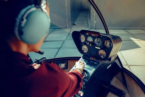 Resolute erfarna kvinnlig Pilot Observera information på instrument brädan — Stockfoto