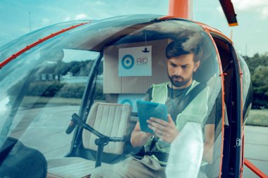 Helikopter oturan siyah sakallı özenli ciddi adam